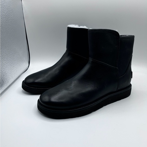 Uggs leather side zip sherpa lined SZ 9  . - Picture 6 of 16